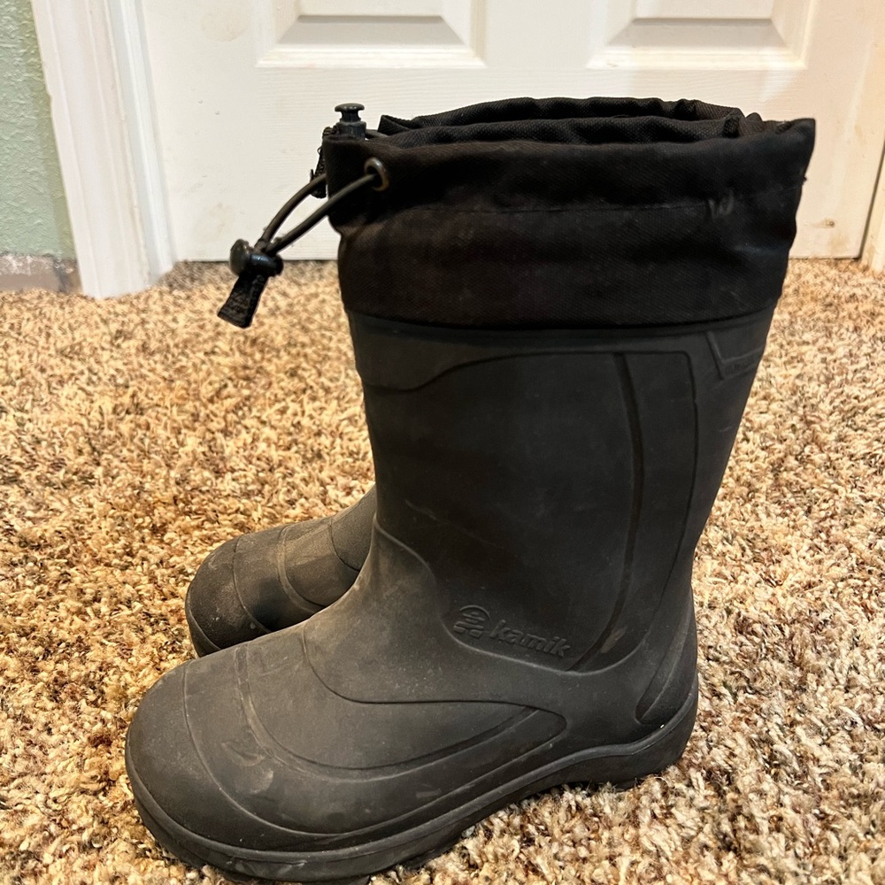 Kamik black lines boots size 13